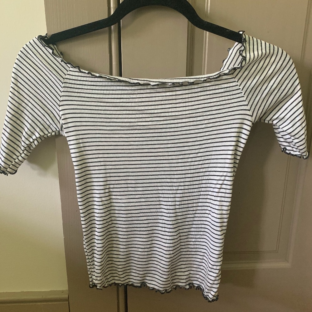 BLACK AND WHITE STRIPED CROP TOP